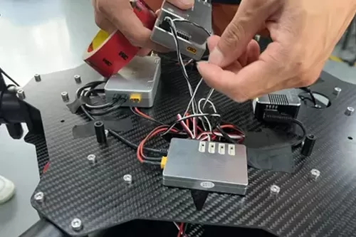 Qualitätsprüfung vor dem Versand der ZAi-10 Frachtdrohnenfabrik