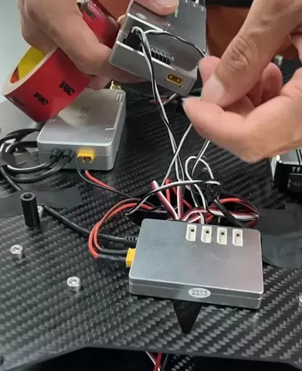 Qualitätsprüfung vor dem Versand der ZAi-10 Frachtdrohnenfabrik